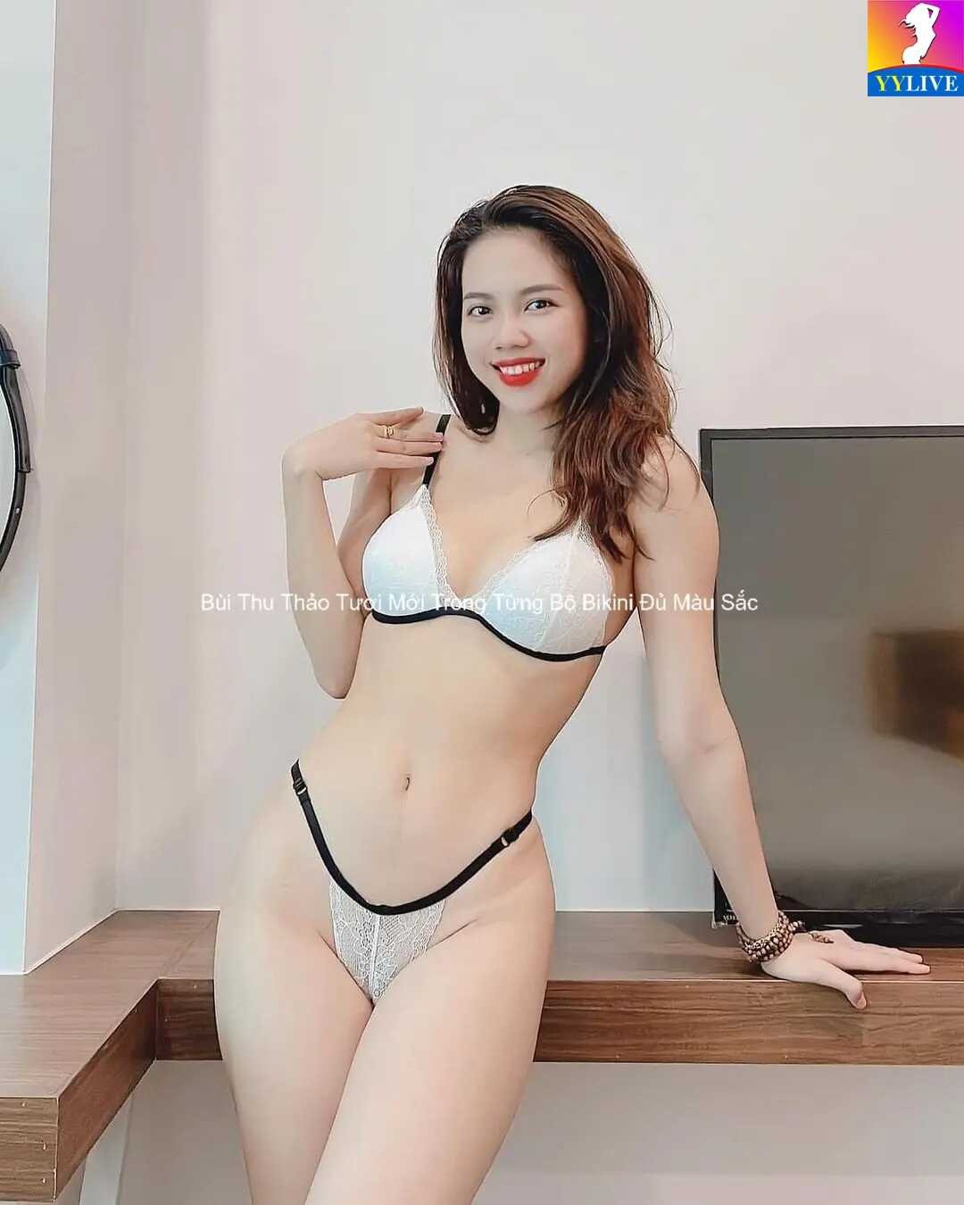 hotgirl Bùi Thu Thảo diện bikini màu trắng